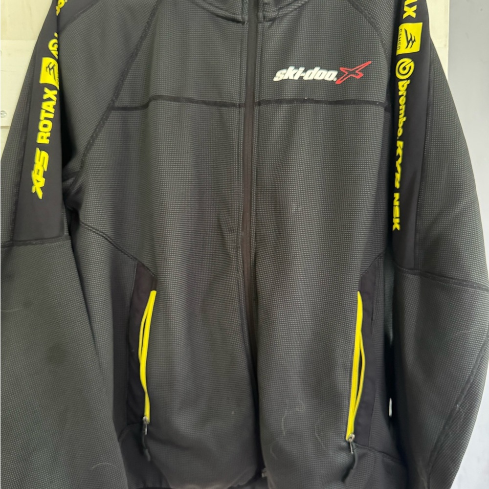 Black and Yellow Lightweight Sport Jacket with Modern Design